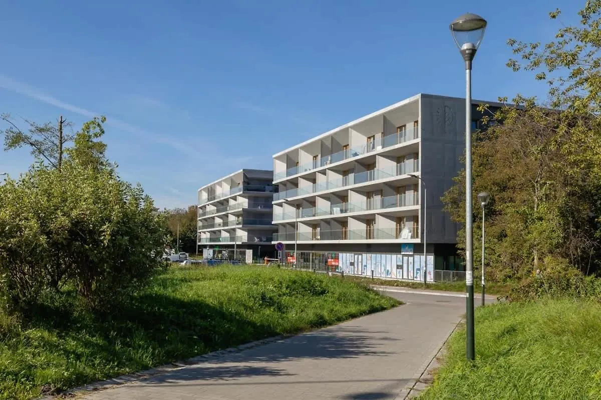 Beautiful Apartment In Krakow With Garden, Air Conditioning, Parking And Desk By Renters Prestige