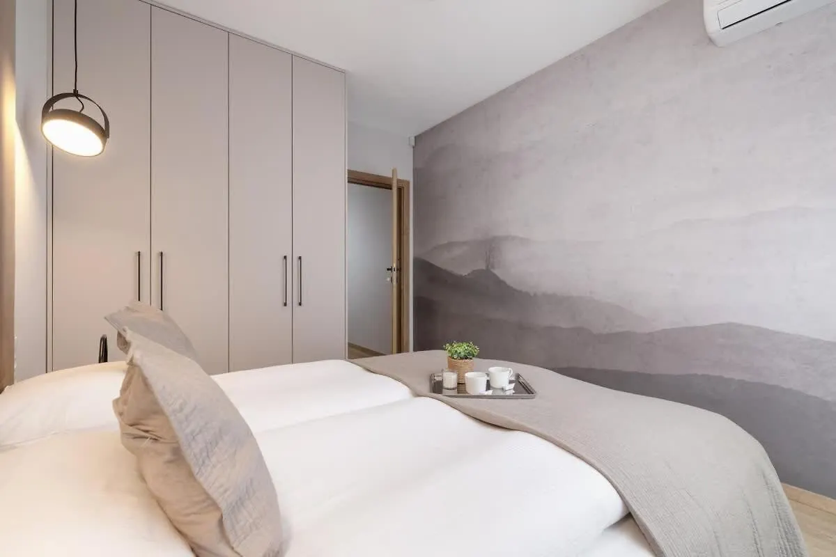 Beautiful Apartment In Krakow With Garden, Air Conditioning, Parking And Desk By Renters Prestige