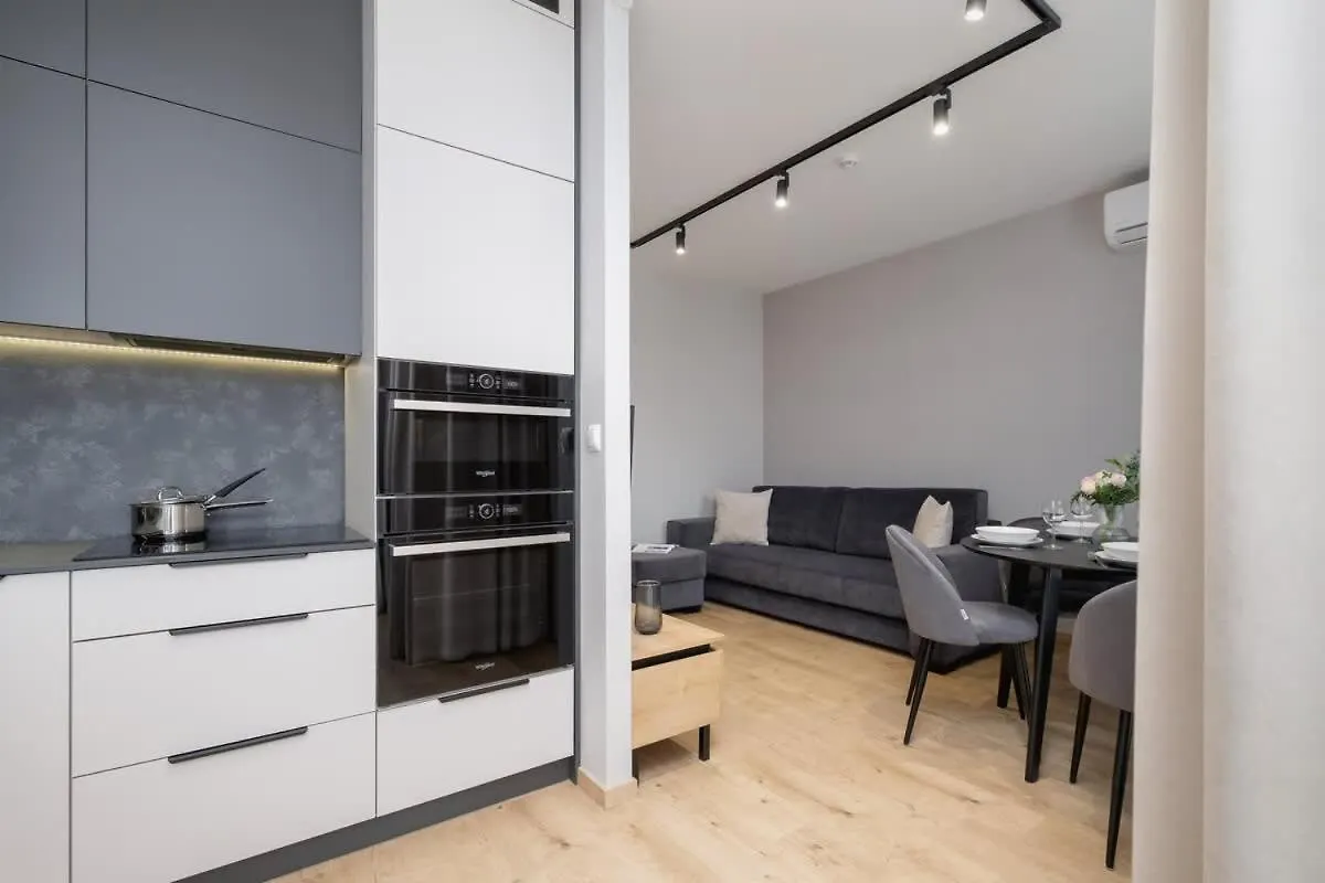 Beautiful Apartment In Krakow With Garden, Air Conditioning, Parking And Desk By Renters Prestige Polen