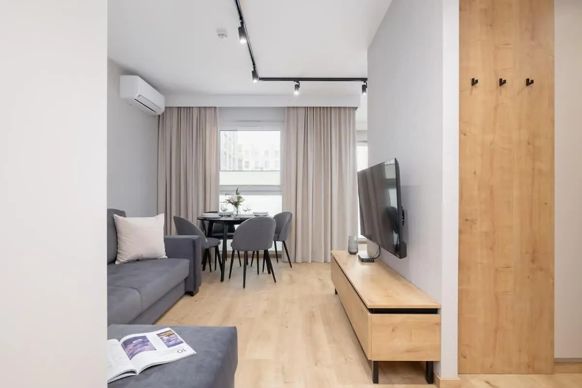 Beautiful Apartment In Krakow With Garden, Air Conditioning, Parking And Desk By Renters Prestige 0*,
