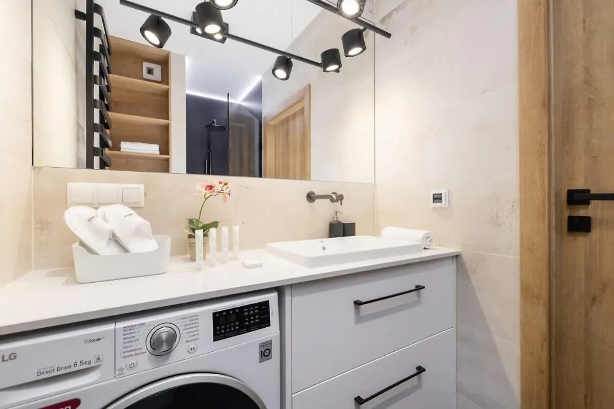 Beautiful Apartment In Krakow With Garden, Air Conditioning, Parking And Desk By Renters Prestige