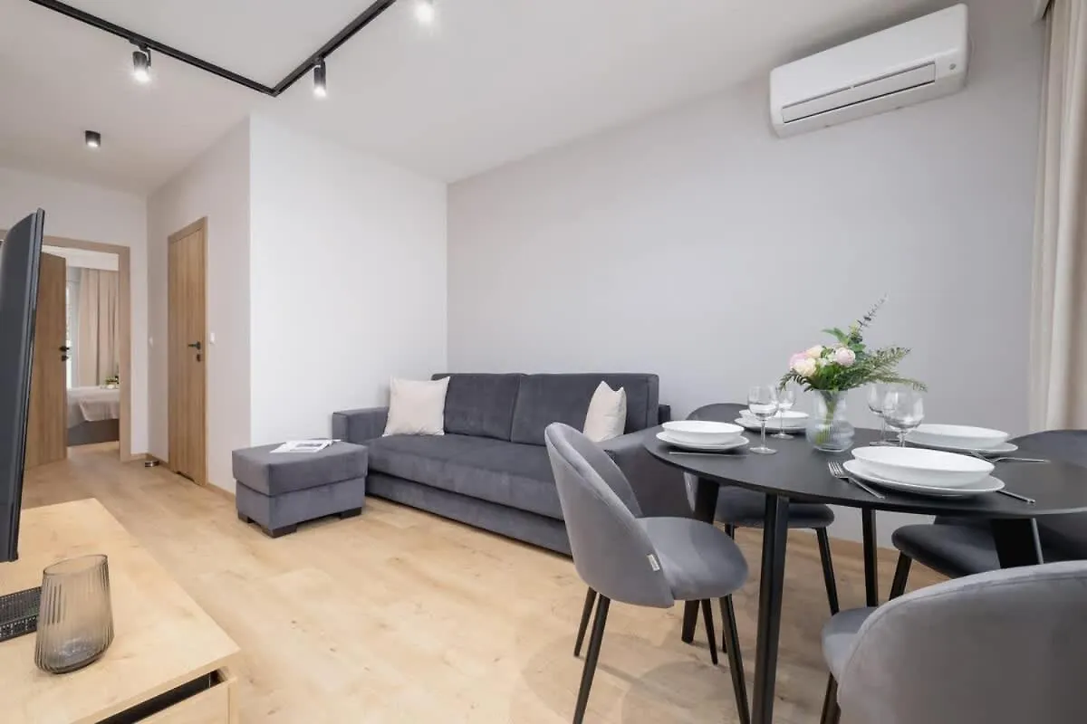 Beautiful Apartment In Krakow With Garden, Air Conditioning, Parking And Desk By Renters Prestige