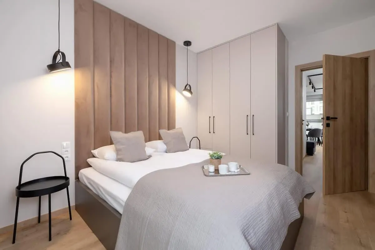 Beautiful Apartment In Krakow With Garden, Air Conditioning, Parking And Desk By Renters Prestige 0*,